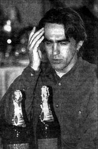 Вячеслав Бутусов с двумя бутылками шампанского