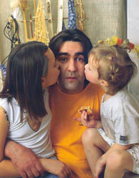 Дочери целуют папу в щечки