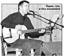 Вячеслав Бутусов поет под гитару с закрытыми глазами