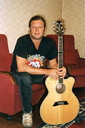 Борис Гребенщиков с гитарой