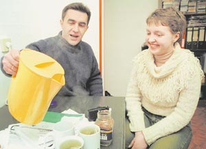 Вячеслав Бутусов разливает чай