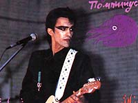 Вячеслав Бутусов с гитарой на сцене