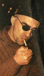 Вячеслав Бутусов закуривает сигарету