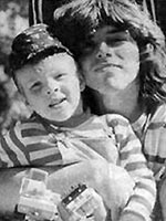 Дмитрий Ревякин с сыном Степаном, черно-белое фото