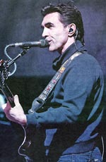 Вячеслав Бутусов с гитарой у микрофона