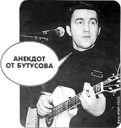 Черно-белый Вячеслав Бутусов на сцене с гитарой