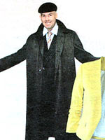 Виктор Сухоруков демонстрирует пиджак, в котором он симался в фильме Брар
