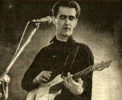 Вячеслав Бутусов на концерте, черно-белое фото из газеты