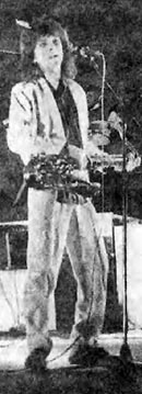 Алексей Могилеский с скасофоном (черно-белое фото из газеты)