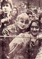 Зрители на концерте Рок против террора, черно белое фото из газеты