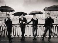 группа Ю-Питер на мосту с зонтиками в руках, черно-белое фото