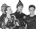 Боря Моисеев с девушками (черно-белое фото)