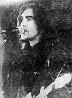 фото: Вячеслав Бутусов с длинными волосами, с гитарой (черно белое фото)