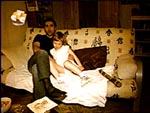 Вячеслав Бутусов с маленькой дочкой на диване