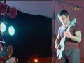 Юрий Каспарян играет на гитаре в свете прожекторов