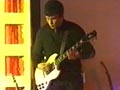 Каспарян играет на гитаре на сцене