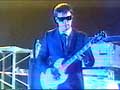Георгий Каспарян в иеных очках с гитарой