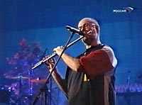 Олег Сакмаров играет на флейте