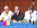 Илья Кормильцев, Вячеслав Бутусов, Александр Новиков сидят за столом