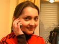 Анна Бутусова разговаривает по телефону