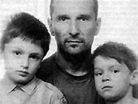 Петр Мамонов с сыновьями, черно-белое фото