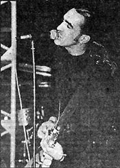 Вячеслав Бутусов с гитарой на сцене. Черно-белое фото из газеты